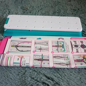 Armband kit - Ett kit med snöre och beskrivning på massa olika armband 