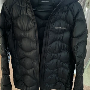 peak performance -  Hej. Jag säljer men peak performance jacka bara för att den ej passar och det är försent att lämna tillbaka den. Säljer den för att jag ej använder den.   Kan skicka på posten med, köparen står för frakten.  Hör gärna av er om ni är intresserade 😀