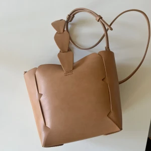 Liten handväska beige/brun - Från mango, använd några gånger  Brun/Beige färg. Liten handväska 