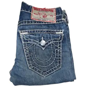 True Religion jeans Ricky fit, Super T stitch. W30. Utbytt knapp på vänster ficka (bild 3) [Ytterbenslängd 110cm] [Innerbenslängd 82cm] [Midja 41cm] [Benöppning 21,5cm]