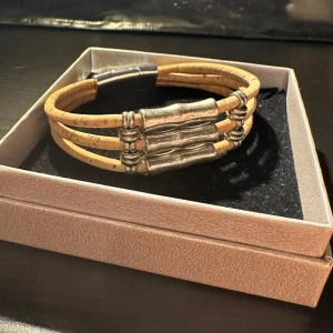 Armband  - As coolt armband i kork. Handgjord där jag köpte den i Portugal