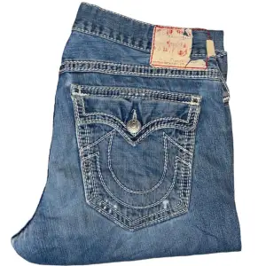 True Religion jeans Ricky fit, Big QT stitch. W38 [Ytterbenslängd 105cm] [Innerbenslängd 80cm] [Midja 52cm] [Benöppning 25cm]