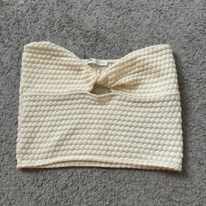 Topp från pull and bear - Topp från pull and bear, den är i L men skulle säga att den är liten i storleken (jag har s)