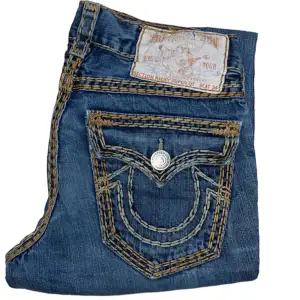 True Religion jeans Ricky fit, Super QT stitch. W32 [Ytterbenslängd 98cm] [Innerbenslängd 73cm] [Midja 43cm] [Benöppning 22,5cm]