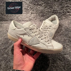 Philippe Model - Tjena! Säljer nu dessa tvär feta Philippe Model! | Skick 8/10 | Nypris 3000, mitt pris 2099 ✅ | Storlek 42, passar 42-43 | Hör av dig vid minsta fråga eller fundering, hjälper gärna till!