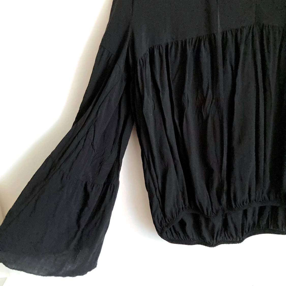 Svart volang blus, stl 36/38 S, trumpetärm, bohemisk, boho, enfärgad, luftig, v-ringad - 91