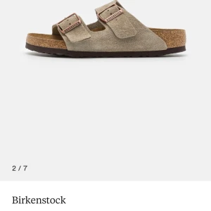 Birkenstocks Helt Nya!  - Sprillans nya birkenstocks! Inte använda en enda gång pga av fel storlek. Slarva med att returnera så nu är det försent, vill inte förlora pengar så priset är satt! 😋Nypris är 1550. 