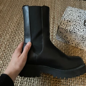 Ankelboots svarta - Svarta ankelboots med lite högre sula. Sitter super och passar till allt. Perfekt för utgång. Från Nelly om jag inte minns fel. Sparsamt använda 💛