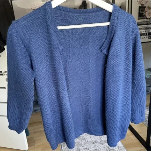 Trekvartsärmad kofta - Marinblå kofta med trekvartsärm som man kan knäppa längst upp. Står ingen storlek men den passar s/m. Så elegant!!