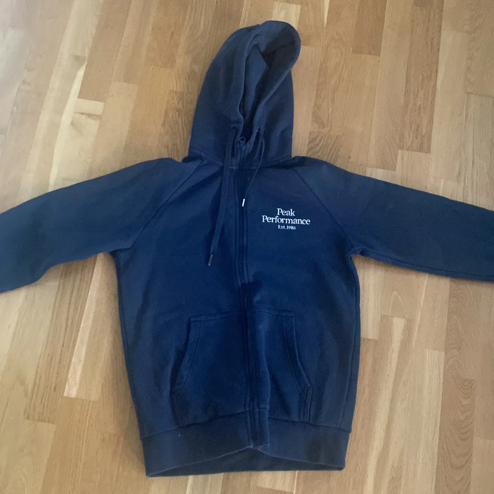 Säljer en peak tröja med dragkedja då den ej kommer till andvänding. Använd ett fåtal gånger.. Hoodies.