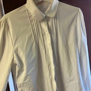 Vit skjorta  - Ett måste i garderoben! Märkt Xl men men som small-medium. En liten fläck men går säkert bort, se sista bilden.
