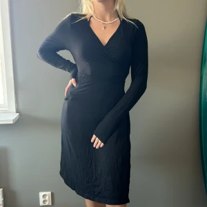 Svart omlott klänning från me&i stl S - Svart omlott klänning från me&i   stl S  Vid frågor vänligen kontakta mig och kan även samfraktas ihop med andra köp.