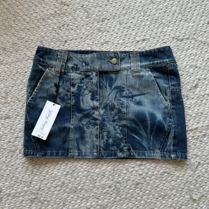 Jeanskjol - Såå snygg jeanskjol som tyvärr är lite för liten för mig den är helt oanvänd och endast testad, midjemåttet är 37 rakt över🤍🤍