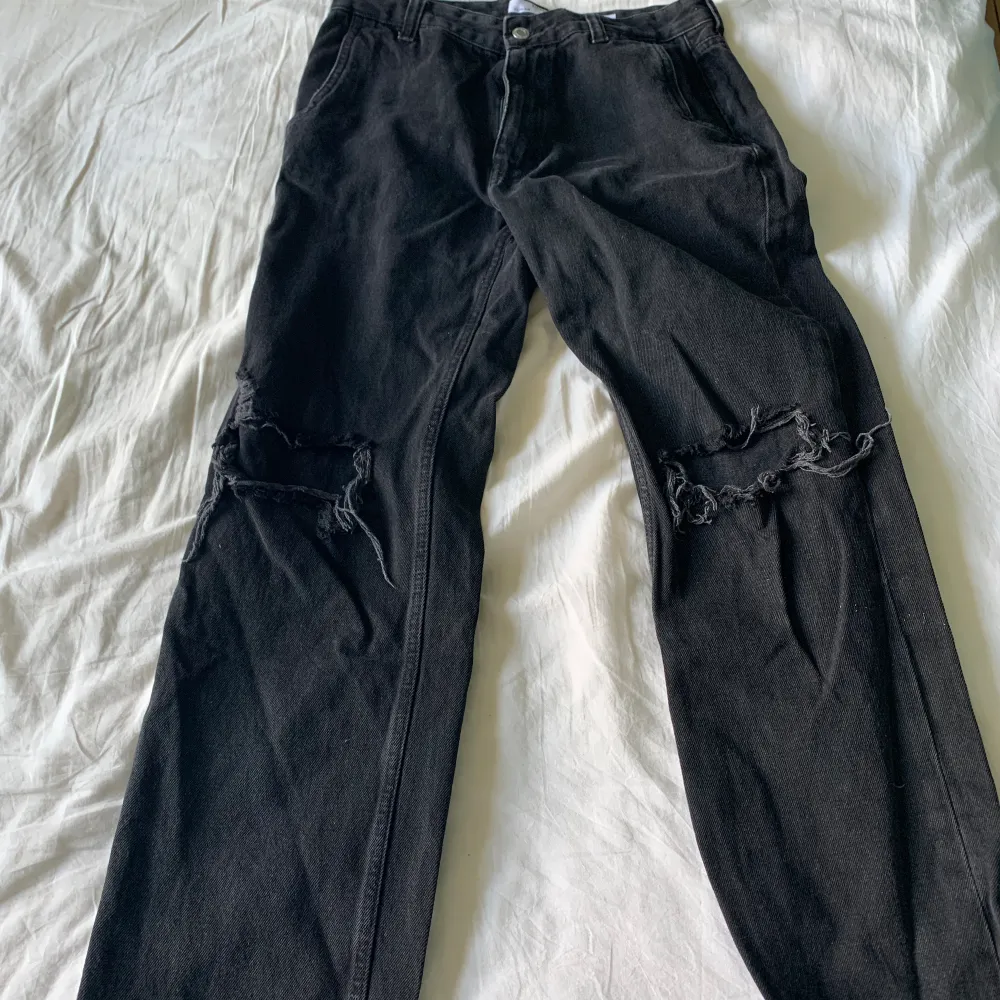 Svarta streetwear jeans med hål  Bra skick och bra pris  Kom gärna med prisförslag eller frågor 😊. Jeans & Byxor.