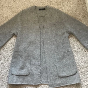 Ull kpfta - Säljer denna koftan i ull åt min mamma! Jättebra skick då den nästan är helt oanvänd, nypris: ca 1500kr 