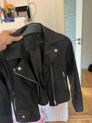 Svart skinnjacka - Svart skinnjacka från Cubus som jag växt ut, den är jätte fin och skulle säga att den passar storlek Xs/S. Helt okej skick, inget som syns på utsidan🩷