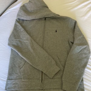 Ralph Lauren Zip Hoodie🥰 - Säljer denna Ralph Lauren Zip Hoodie. Bra skick men lite noppig på insidan, men inget man ser🥰
