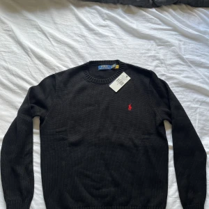 Ralph lauren stickad tröja - Nyskick. Helt oanvänd. Säljs då jag fick den i present och den inte passar