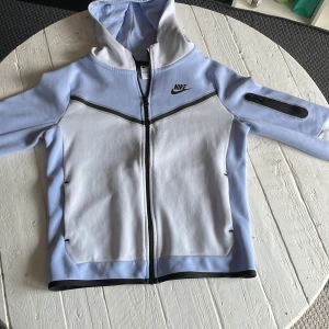 Baby blue Nike Tech fleece zip - Jag säljer denna baby blue tech fleece för den är för liten för mig. Köpte den för ca 1 år och är 7.5/10 skick. Nypriset är 950kr