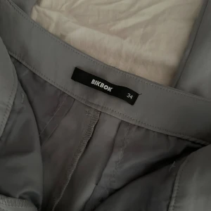 Kostymbyxor grå 34 - Ett par ljusgråa kostymbyxor från bik bok i storlek 34 använda fåtal gånger utan några skavanker pris går att diskutera Köpta för 499:)