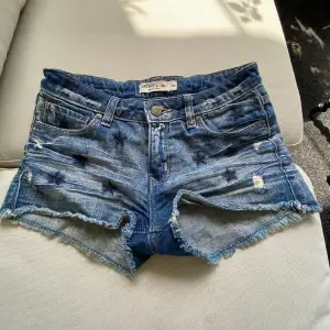 Ett par ganska lågmidjade jeans shorts från Detroit by lindex 