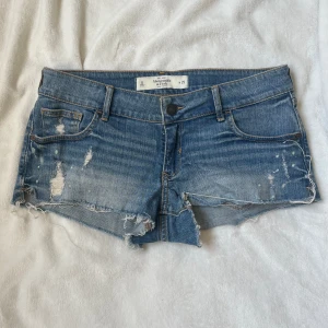 Lågmidjade jeansshorts - Säljer dessa lågmidjade jeansshorts. Midjemått: 40cm rakt över. Har du någon fråga är det bara att höra av dig🫶🏻