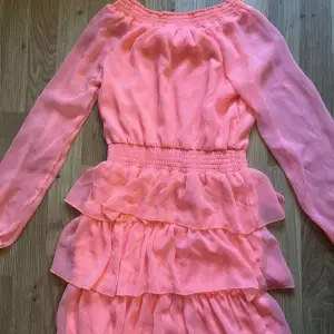 Jag säljer nu min fina klänning i denna unika färg då den tyvärr har blivit för liten för mig. Den finns varken kvar att köpa i butik eller på hemsidan så den är verkligen speciell även så. Den är köpt på Lindex i Stockholm, i strl. 146 barn! 