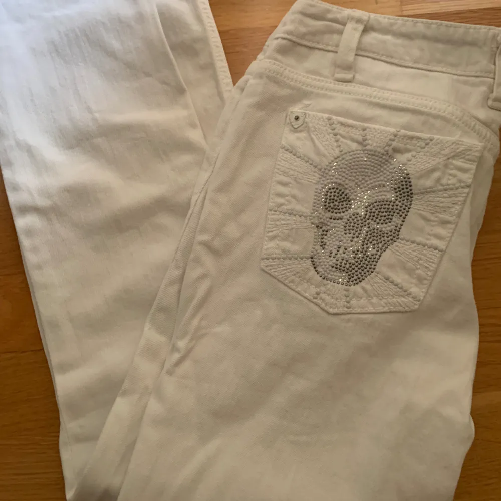 Vita jeans med dödskallar/ dösskallar i rhinestones/ diamanter🤍 passar alla stilar!! Jeansen är straight🙏🏼. Jeans & Byxor.