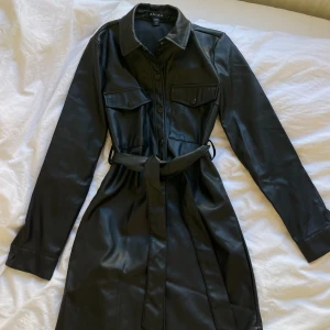 Svart faux läder kappa - Storlek XS 💖 oanvänd 