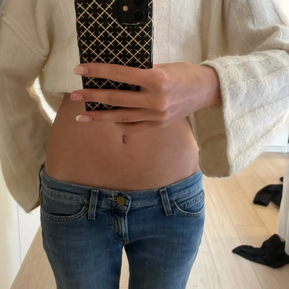 Ursnygga lågmidjade jeans från lee men tyvärr va de förstora för mej, väldigt lågmidjade😊💕💕Pris kan diskuteras vid snabb affär . Jeans & Byxor.