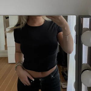 Svart tight t-shirt - Svart lite cropped tshirt från gina tricot🖤