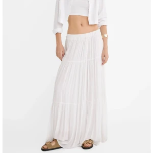 Långkjol - Supergullig vit långkjol från stradivarius köpt förra sommaren i Malaga💘💘 aldrig använd med lapparna kvar (säljer även likadan i svart)