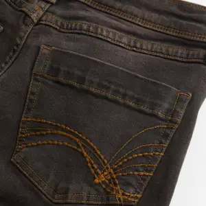 Köparen står för frakt Hej jag säljer ett par suuuupers snygga jeans från hm och är helt slutsåld i storlek 36. Aldrig använda de jag inte tycker ja passar inte de men otroligt fina och det är bara att skriva för fler bilder😋