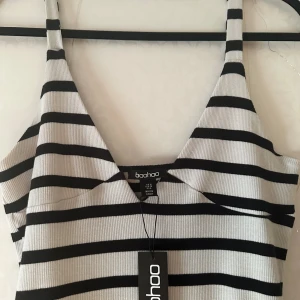 randig långklänning från boohoo - säljer nu min långklänning från boohoo som är superfin, endast testad då den var lite för kort för min smak🩷är väldigt strechig