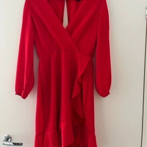 Röd klänning  - Så gullig klänning! Använd en gång. Perfekt till midsommar!! Vet inte vilket märke. Storlek 6, tror det motsvarar 38. Passar som S