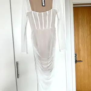 klänning med lappar kvar 