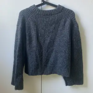 Säljer min stickade tröja från Gina tricot i storlek XS då den inte kommer till användning längre. Den är i nyskick och har nästan aldrig använts. Priset kan diskuteras!💗
