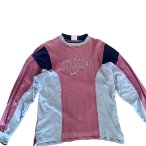 Nike Vintage Sweatshirt - Fin gammal nike sweatshirt, väldigt vintage men har tyvärr ett litet hål i ena armhålan. Det borde dock gå att laga väldigt lätt om det är ett behov