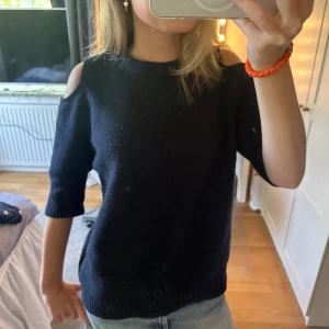 Stickad tröja  - Så snygg stickad tröja från soft goat!! Den är i storlek L men sitter bra på mig som i vanliga fall har S💕