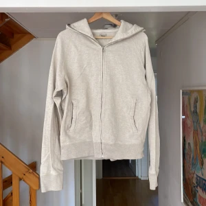 Acne fullzip hoodie - Det är en fullzip hoodie från acne Hoodien är storlek M I bra skick.