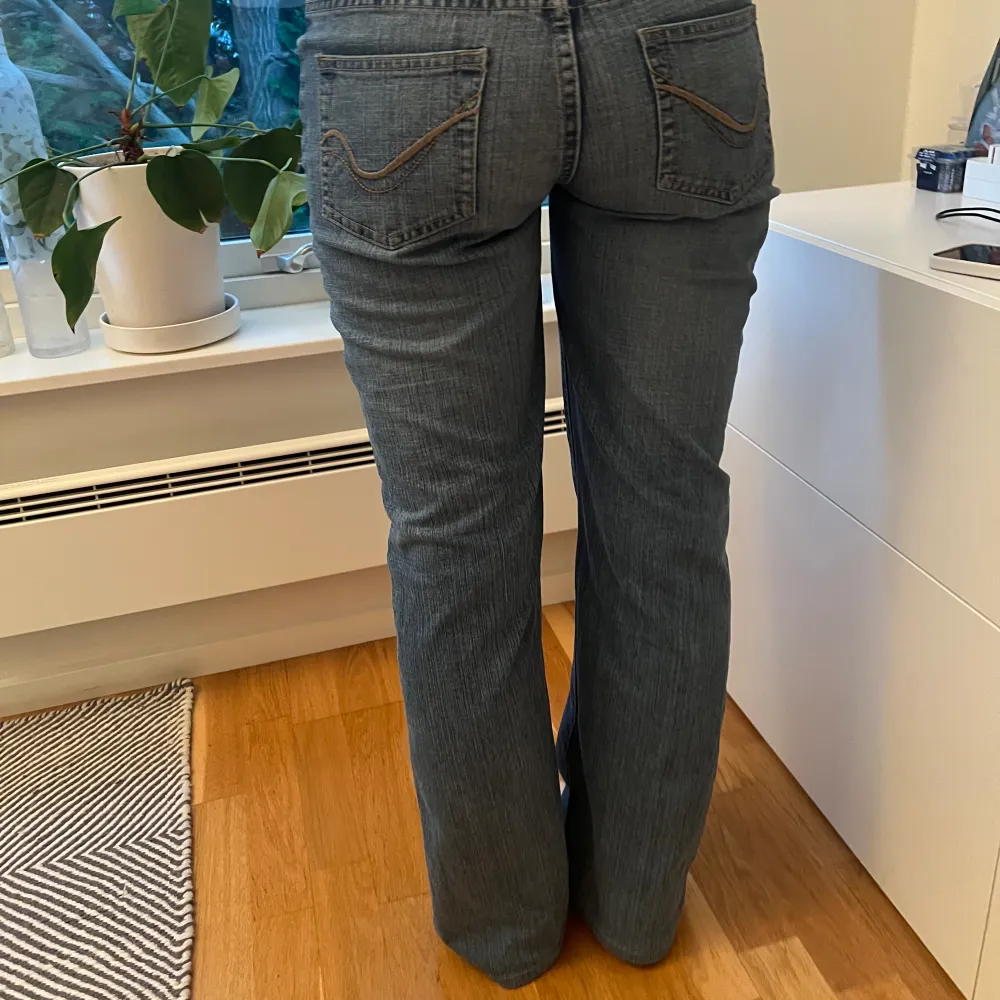 Supersnygga utsvängda jeans med medellåg till låg midja 💕Modellen är 165💖storlek 27 (enligt lappen)💗. Jeans & Byxor.