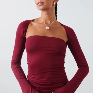 Vinröd topp - Superfin topp som passar både fest och vardags, använd fåtal gånger men i superbra skick strlk S 