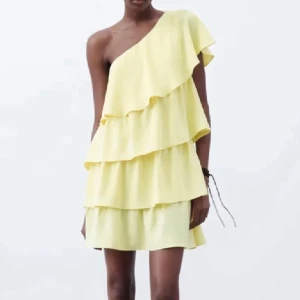 GUL KLÄNNING ZARA - SÖKER denna klänning från zara!!!! Är villig att betala 0-600💕💕💕