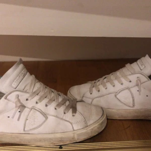 Philippe Model skor - Skit snygga vita philipe model skor. Säljer dem då jag it andvänder dem längre. Allt OG medkommer. Passar perfekt inför sommarn. PS:ser smutsiga ut på bilden men har tagit dem till skotvätt och tvättad dem så dem ser fräscha ut nu.