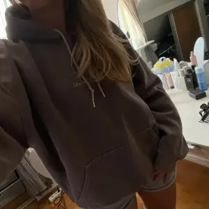 Jättecool hoodie med tryck, anmärkningar synd på bilden!