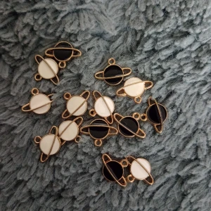 Smycken  - Olika färgade planeter 