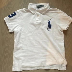Ralph Lauren Polo - Ralph lauren polo i nyskick, använd ett fåtal gånger. Meddela vid intresse eller frågor.