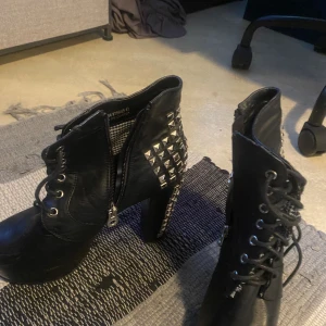 Svarta boots  - Svarta boots med små metall taggar på 