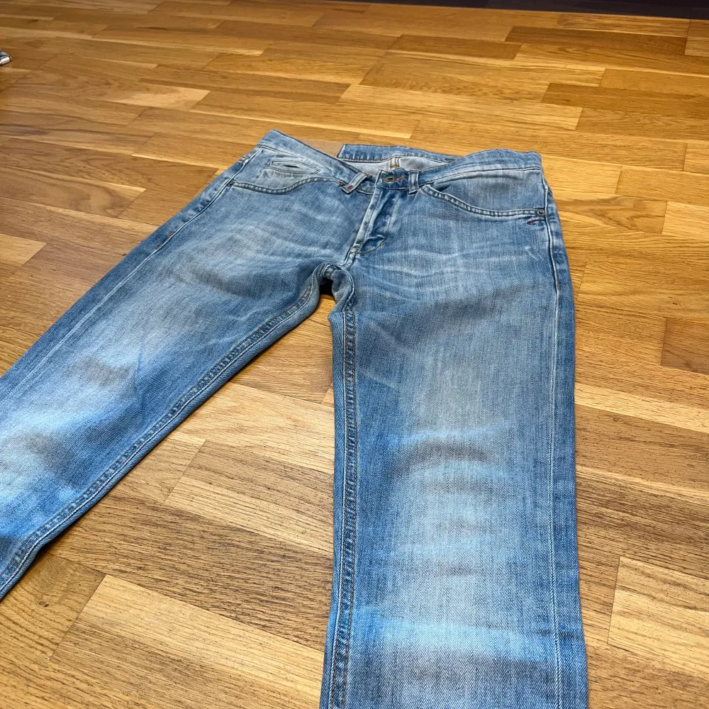 Säljer mina otroligt feta dondup george jeans som är perfekta nu till sommaren. Det sydda på bild 3 är ingen defekt utan en del av designen men synd intr hellrt vid användnin. Skick:9/10. Modellen är 178 och väger 65. Hör av er vid frågor/funderingar. Jeans & Byxor.