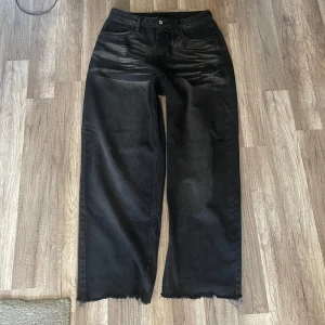 Baggy Jeans  - Svarta fett baggy jeans från Collusion. Nice fade detalj på framsidan